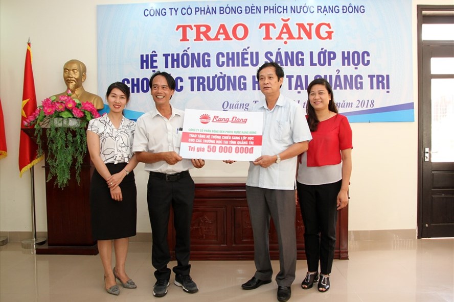 Rạng Đông trao tặng hệ thống chiếu sáng học đường cho các trường học nghèo tỉnh Quảng Trị